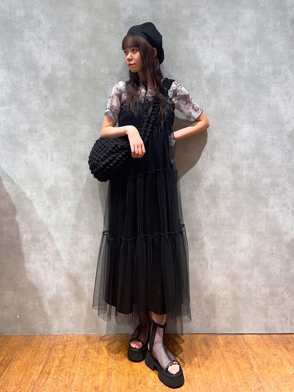 ブラック系のTシャツ/カットソー、ブラック系のワンピース、ブラック系のショルダーバッグを着用したレディースの夏コーディネートの2枚目の写真