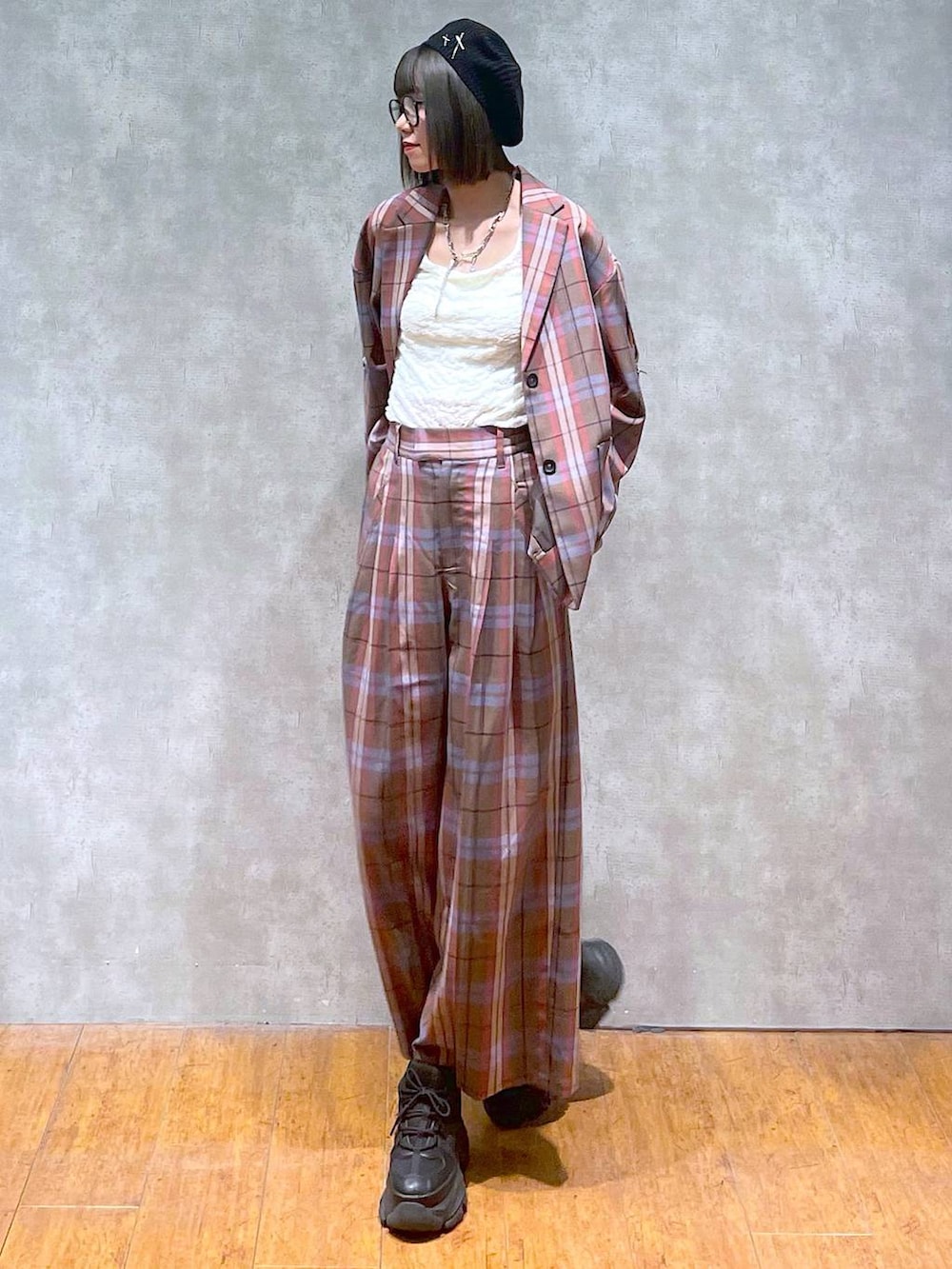 ブラック系のスニーカー、ブラウン系のテーラードジャケット、ブラウン系のスラックスを着用したレディースの秋コーディネートの7枚目の写真