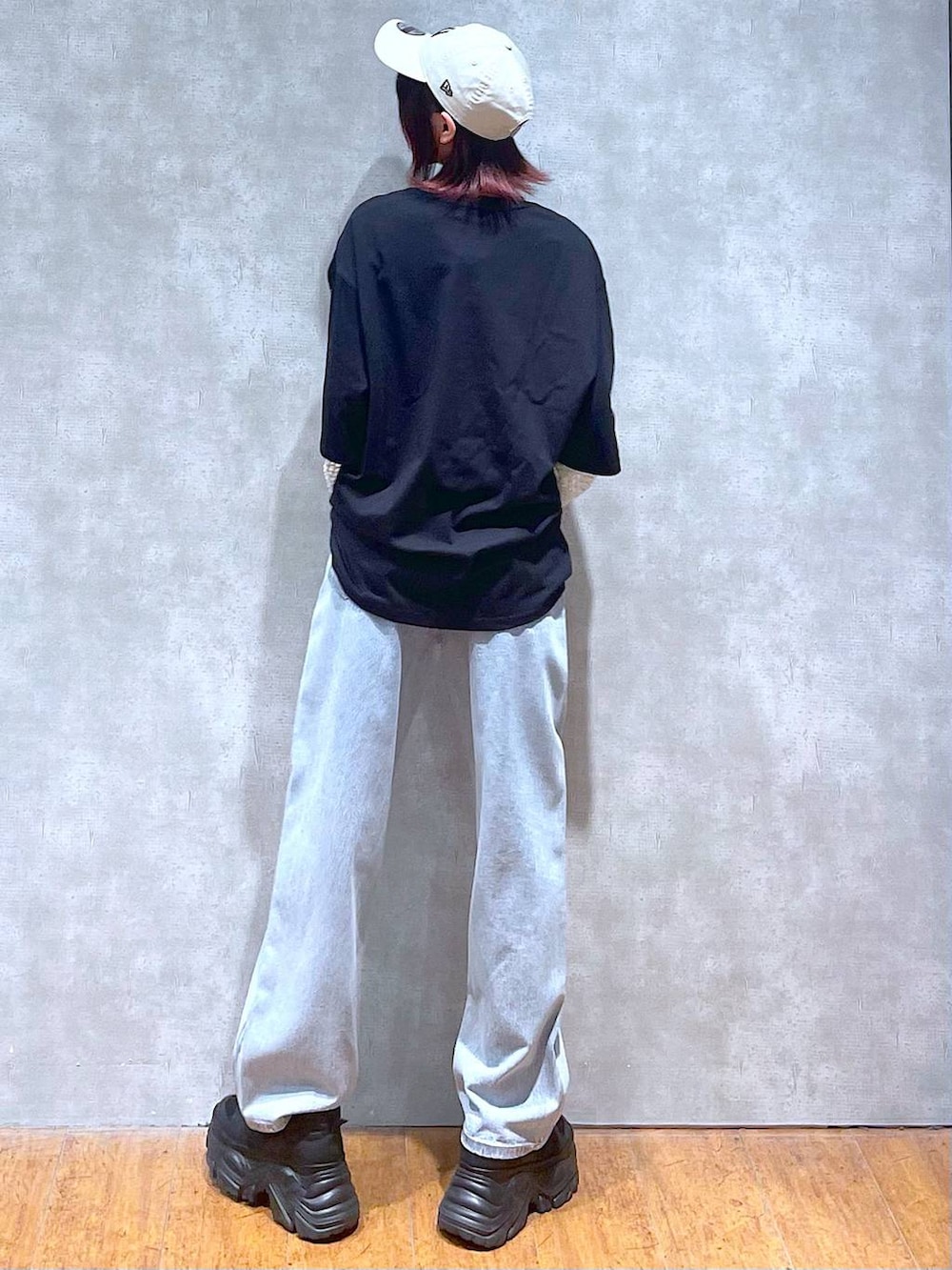 ブラック系のスニーカー、ブラック系のTシャツ/カットソー、ホワイト系のTシャツ/カットソーを着用したレディースの春コーディネートの6枚目の写真