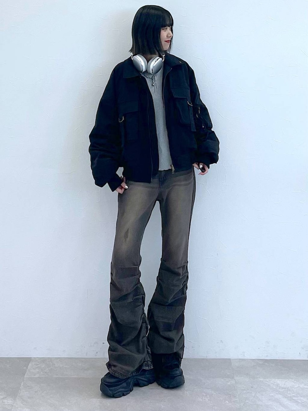 ブラック系のスニーカー、ブラック系のデニムパンツ、グレー系のTシャツ/カットソーを着用したレディースの秋コーディネートの8枚目の写真