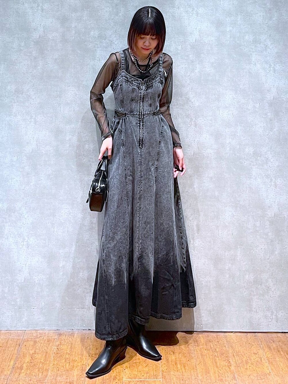 ブラック系のTシャツ/カットソー、ブラック系のワンピース、ブラック系のキャミソールを着用したレディースの春コーディネートの5枚目の写真