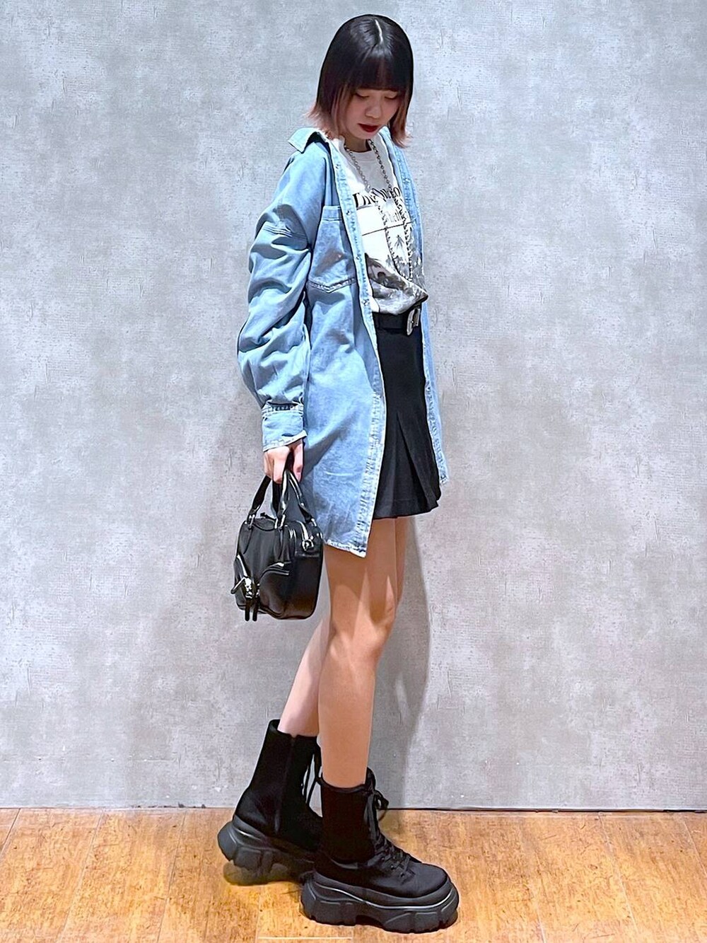 ホワイト系のTシャツ/カットソー、ブラック系のその他パンツ、ブラック系のボストンバッグを着用したレディースの春コーディネートの4枚目の写真