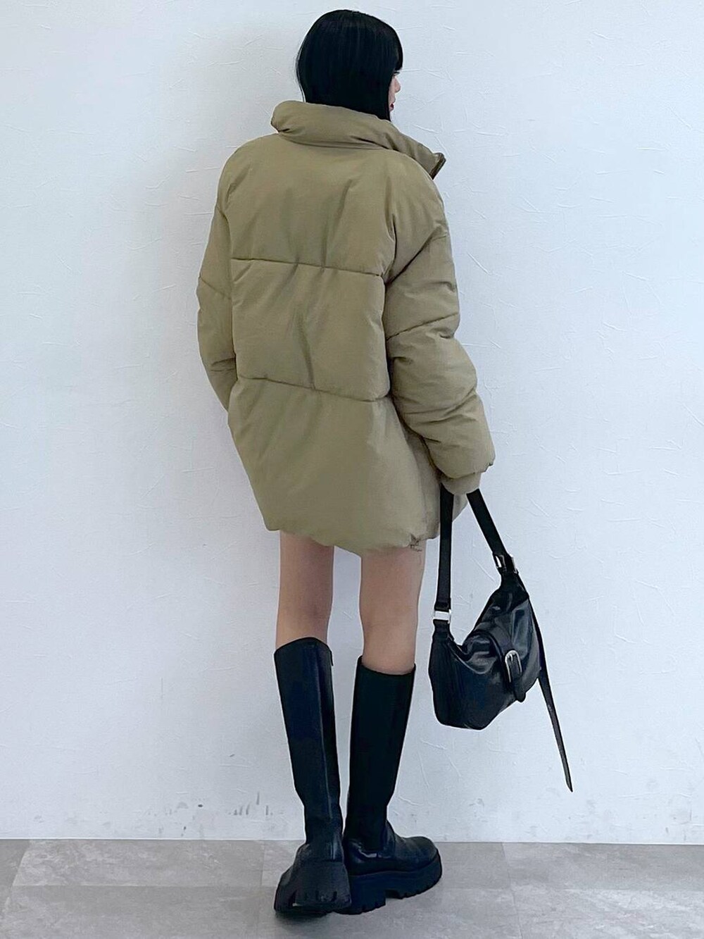 ブラック系のその他パンツ、ブラック系のショルダーバッグ、ブラック系のブーツを着用したレディースの秋コーディネートの6枚目の写真