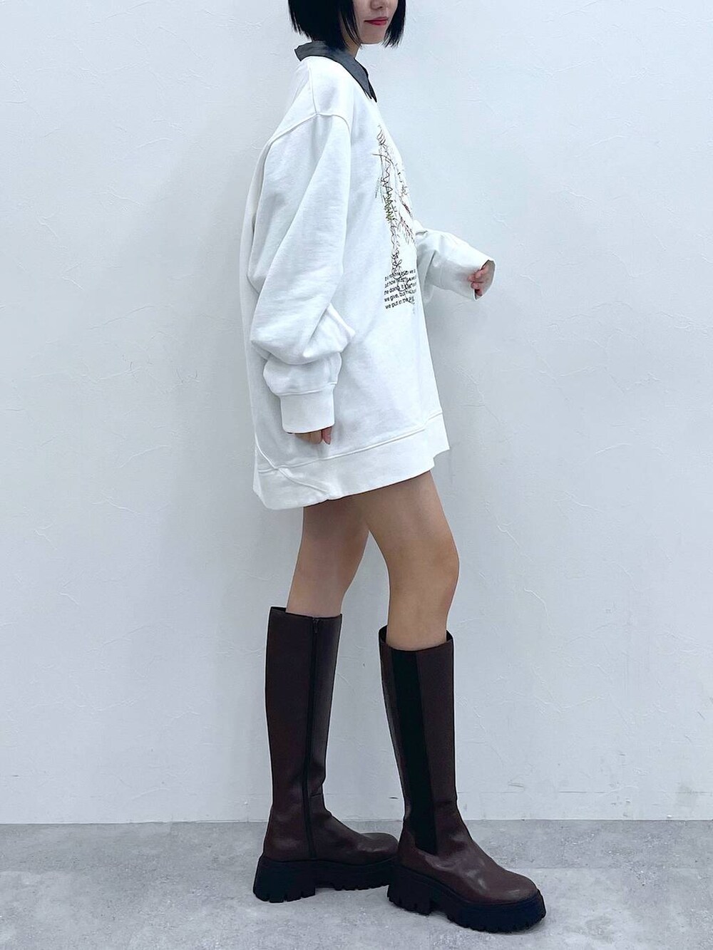 ブラウン系のブーツ、ブラック系のその他パンツ、グレー系のシャツ/ブラウスを着用したレディースの冬コーディネートの3枚目の写真
