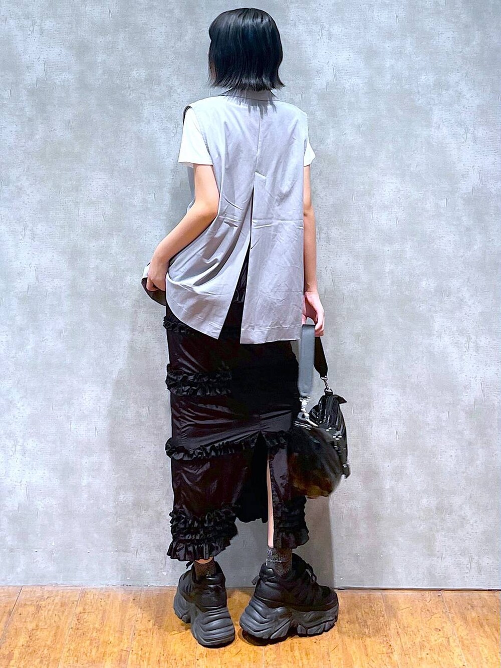 ブラック系のスニーカー、ホワイト系のTシャツ/カットソー、ブラック系のショルダーバッグを着用したレディースの夏コーディネートの7枚目の写真