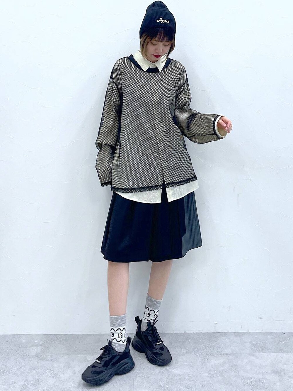 ブラック系のスラックス、ホワイト系のシャツ/ブラウス、ブラック系のTシャツ/カットソーを着用したレディースの冬コーディネートの2枚目の写真