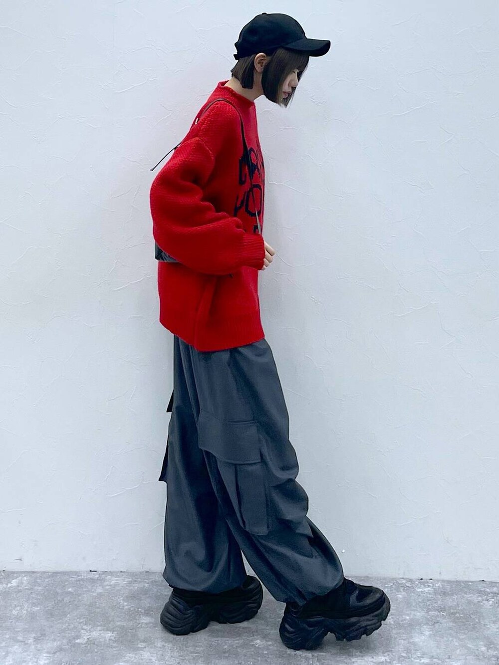 ブラック系のショルダーバッグ、ブラック系のスニーカー、グレー系のカーゴパンツを着用したレディースの秋コーディネートの8枚目の写真