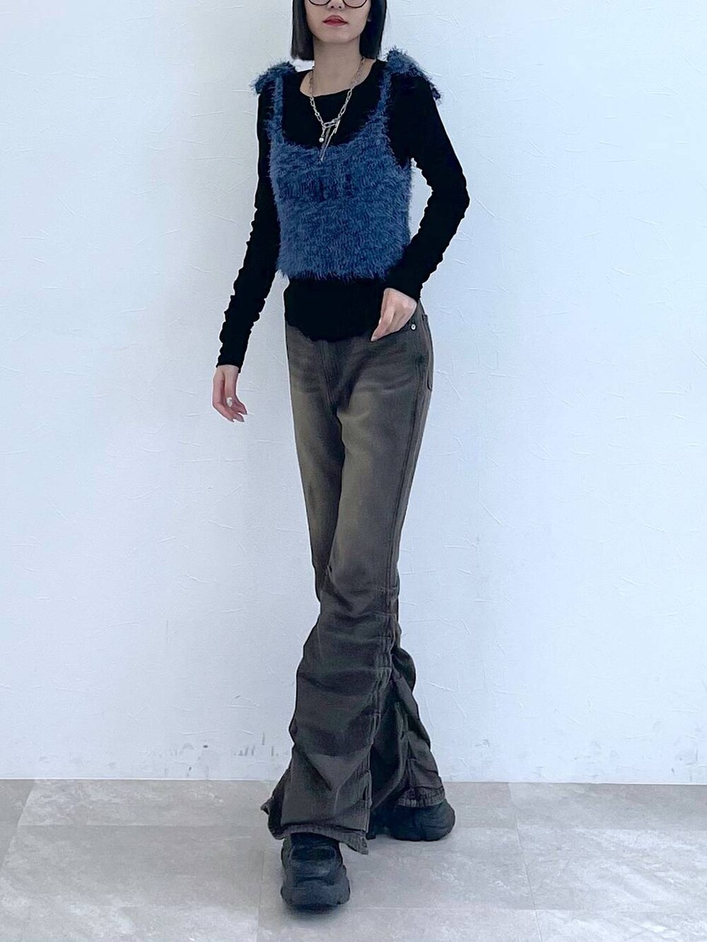 ブラック系のスニーカー、ブラック系のデニムパンツ、ブルー系のTシャツ/カットソーを着用したレディースの秋コーディネートの8枚目の写真