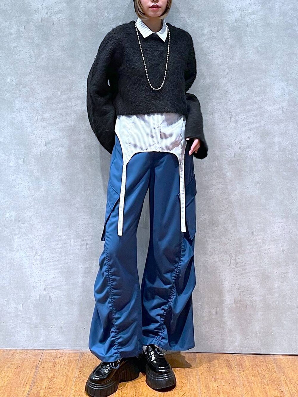 ブルー系のその他パンツ、ブルー系のシャツ/ブラウス、ブラック系のローファーを着用したレディースの冬コーディネートの3枚目の写真