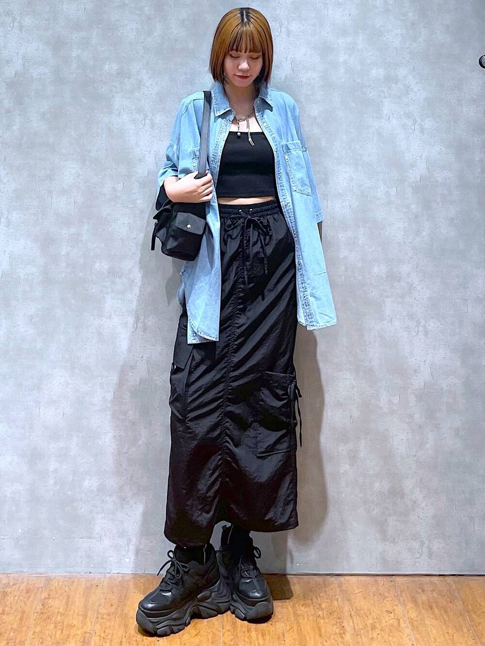 ブラック系のショルダーバッグ、ブラック系のスニーカー、ブラック系のキャミソールを着用したレディースの夏コーディネートの2枚目の写真