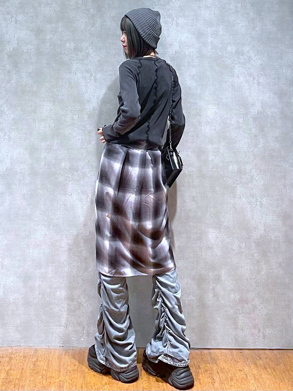 ブラック系のスニーカー、ブルー系のデニムパンツ、グレー系のシャツ/ブラウスを着用したレディースの秋コーディネートの8枚目の写真