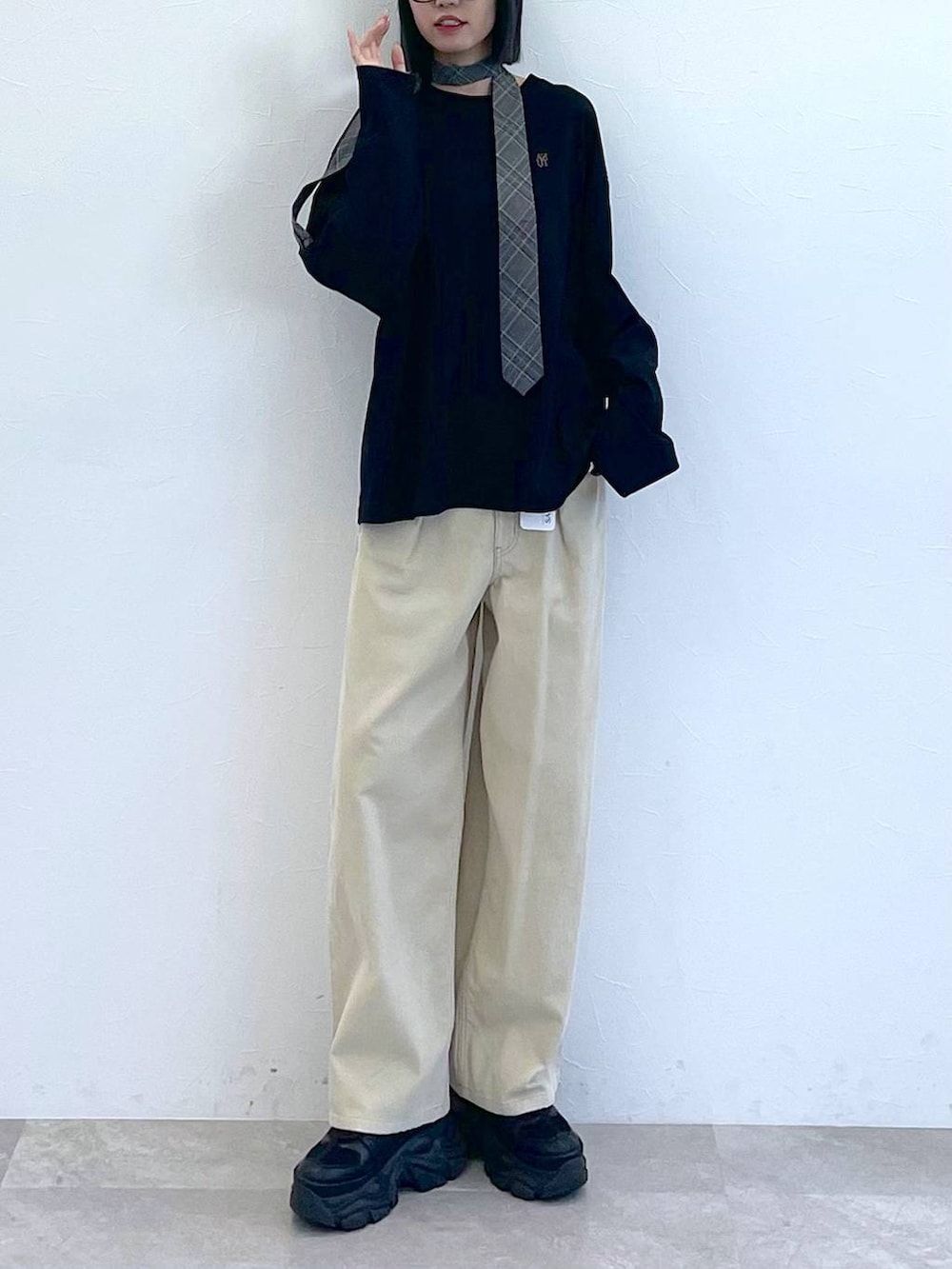 ブラック系のスニーカー、グレー系のネクタイ、ブラック系のTシャツ/カットソーを着用したレディースの秋コーディネートの6枚目の写真