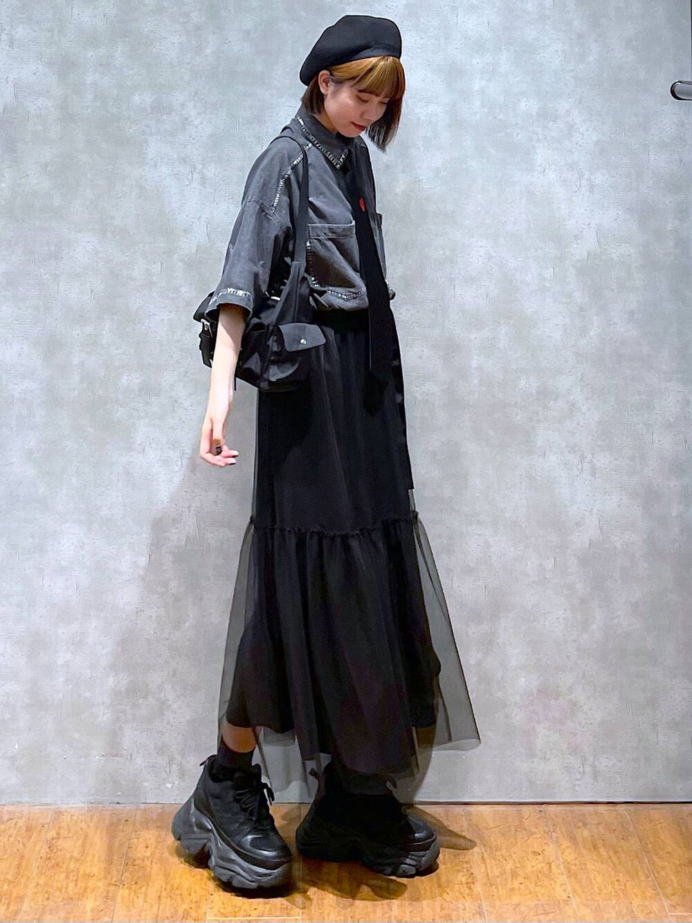 ブラック系のショルダーバッグ、ブラック系のスニーカー、ブラック系のシャツ/ブラウスを着用したレディースの夏コーディネートの5枚目の写真