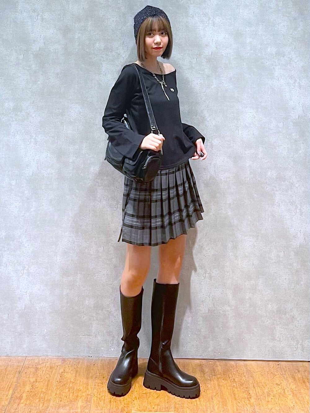 グレー系のその他パンツ、ブラック系のブーツ、ブラック系のTシャツ/カットソーを着用したレディースの秋コーディネートの4枚目の写真