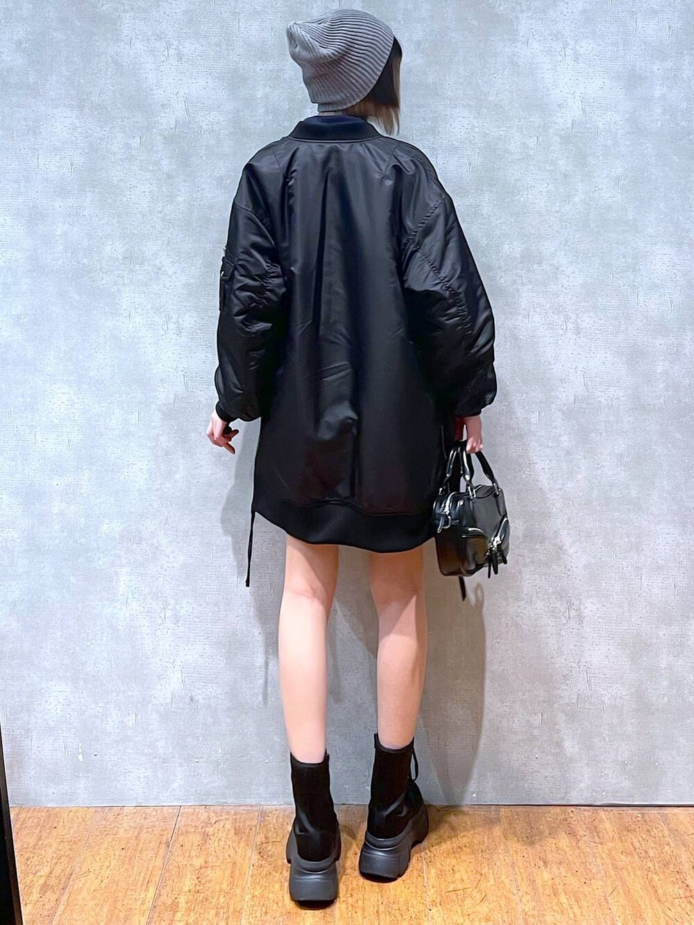 グレー系のその他パンツ、ブラック系のMA-1、ブラック系のブーツを着用したレディースの冬コーディネートの6枚目の写真