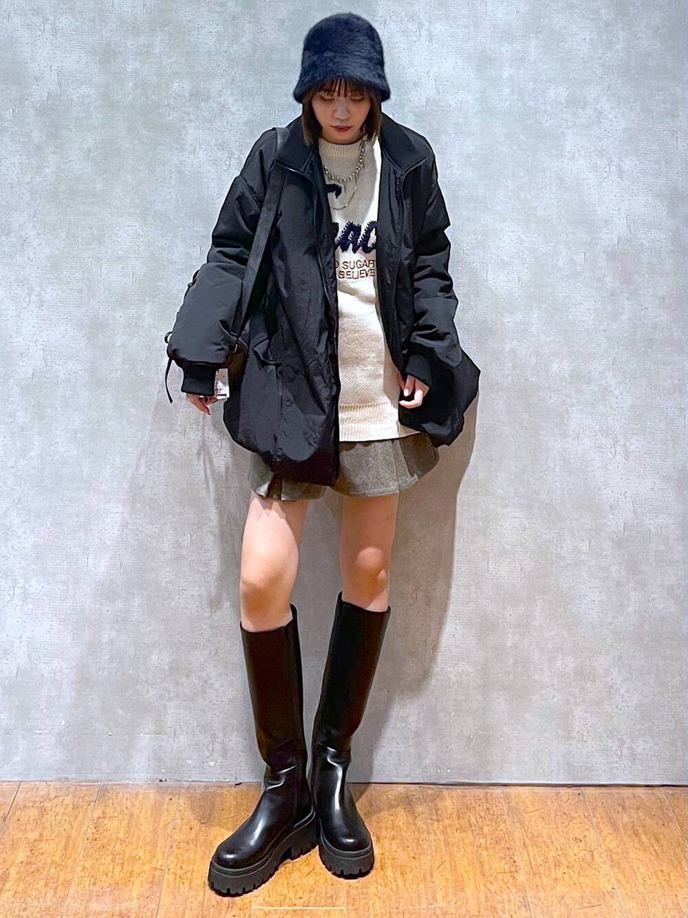 ブラック系のショルダーバッグ、ブラウン系のその他パンツ、ブラック系のブーツを着用したレディースの秋コーディネートの9枚目の写真