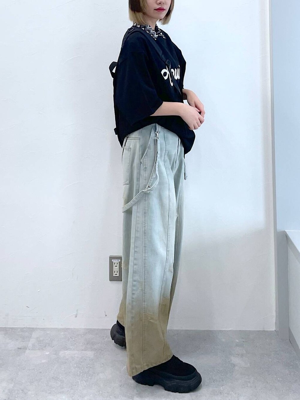 ブラック系のTシャツ/カットソー、ブラック系のボディバッグ/ウエストポーチ、ブラック系のブーツを着用したレディースの春コーディネートの3枚目の写真