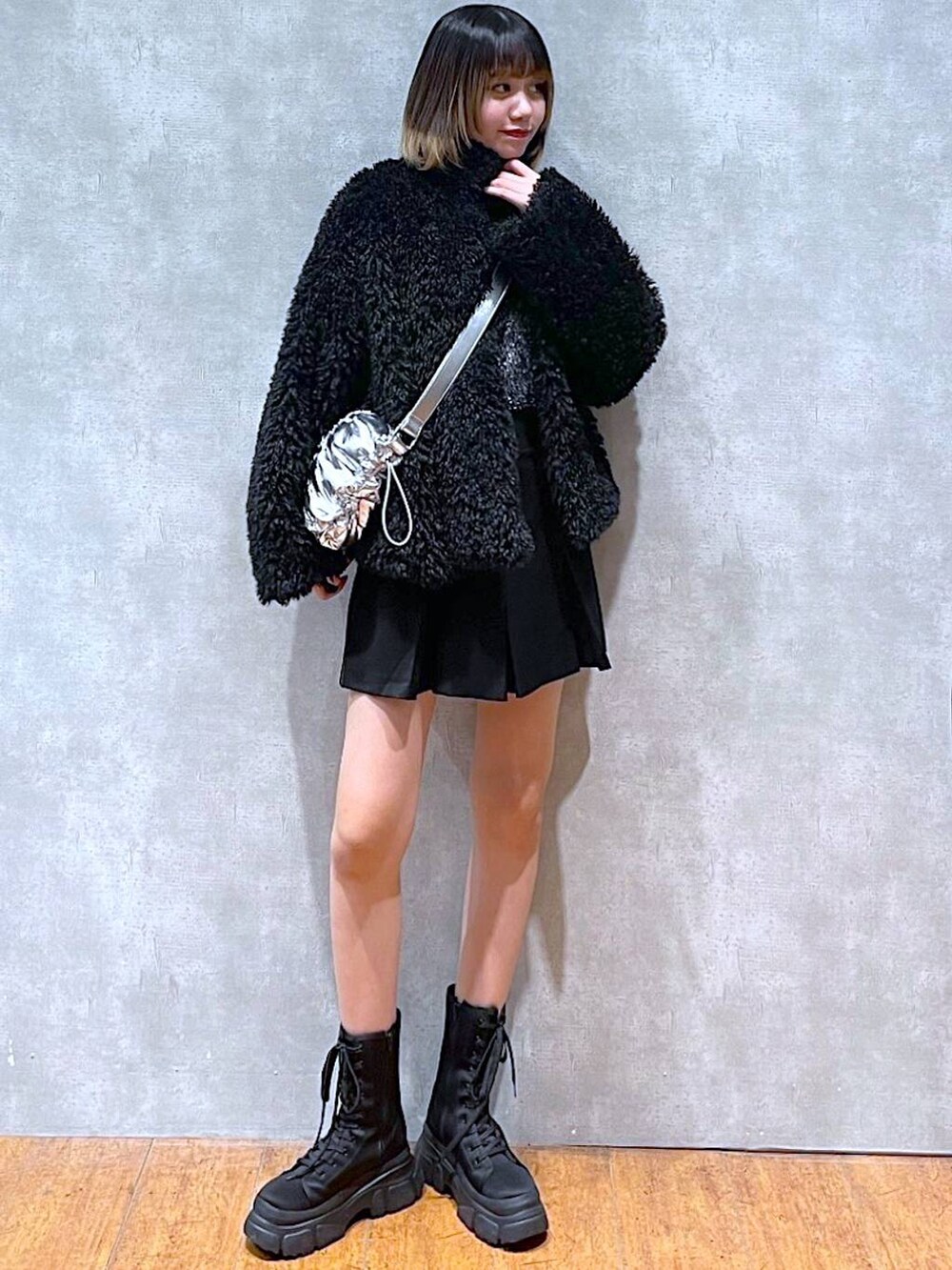 シルバー系のショルダーバッグ、ブラック系のその他パンツ、ブラック系のニット/セーターを着用したレディースの冬コーディネートの2枚目の写真