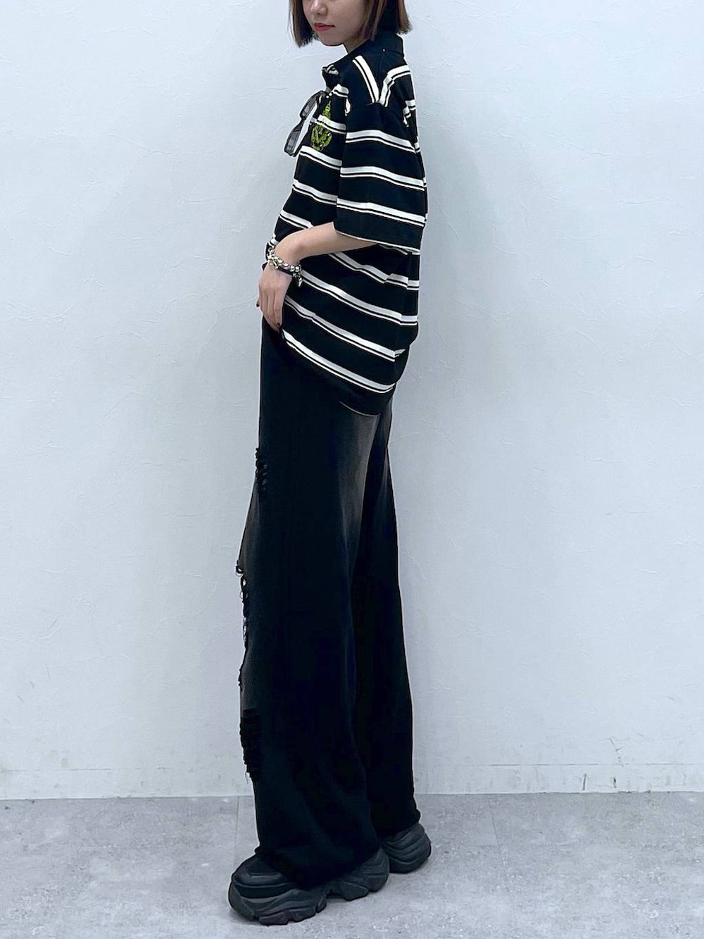 ブラック系のスニーカー、ブラック系のスウェットパンツ、ブラック系のTシャツ/カットソーを着用したレディースの夏コーディネートの4枚目の写真