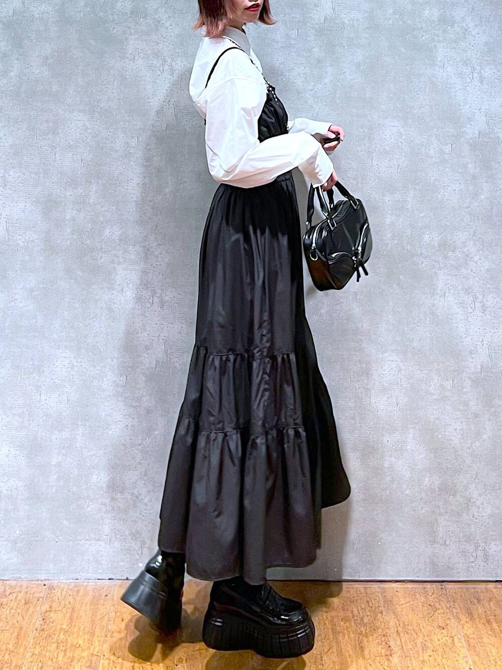 ホワイト系のシャツ/ブラウス、ブラック系のローファー、ブラック系のボストンバッグを着用したレディースの春コーディネートの4枚目の写真