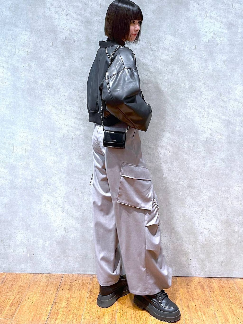 ブラック系のブーツ、ブラック系のブルゾン、ブラック系のニット/セーターを着用したレディースの冬コーディネートの4枚目の写真