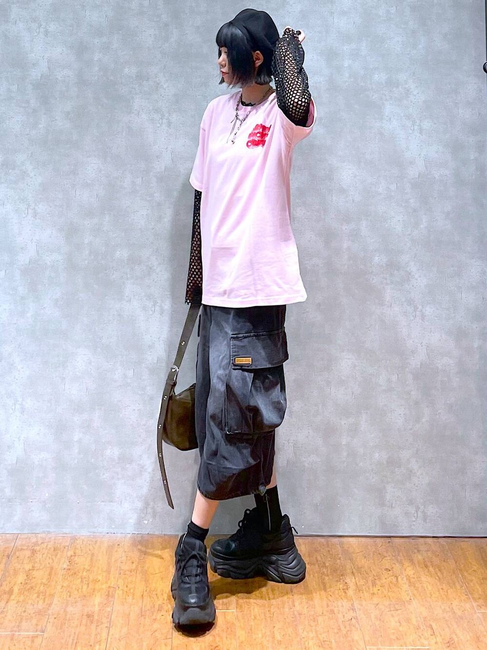 ブラック系のスニーカー、ピンク系のTシャツ/カットソー、ブラック系のTシャツ/カットソーを着用したレディースの夏コーディネートの4枚目の写真