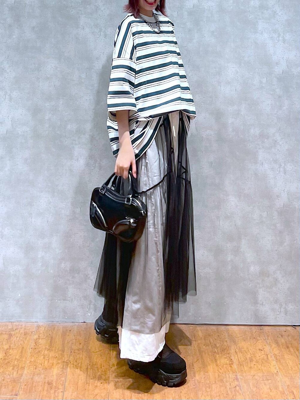 ホワイト系のデニムパンツ、その他のTシャツ/カットソー、ブラック系のボストンバッグを着用したレディースの春コーディネートの2枚目の写真