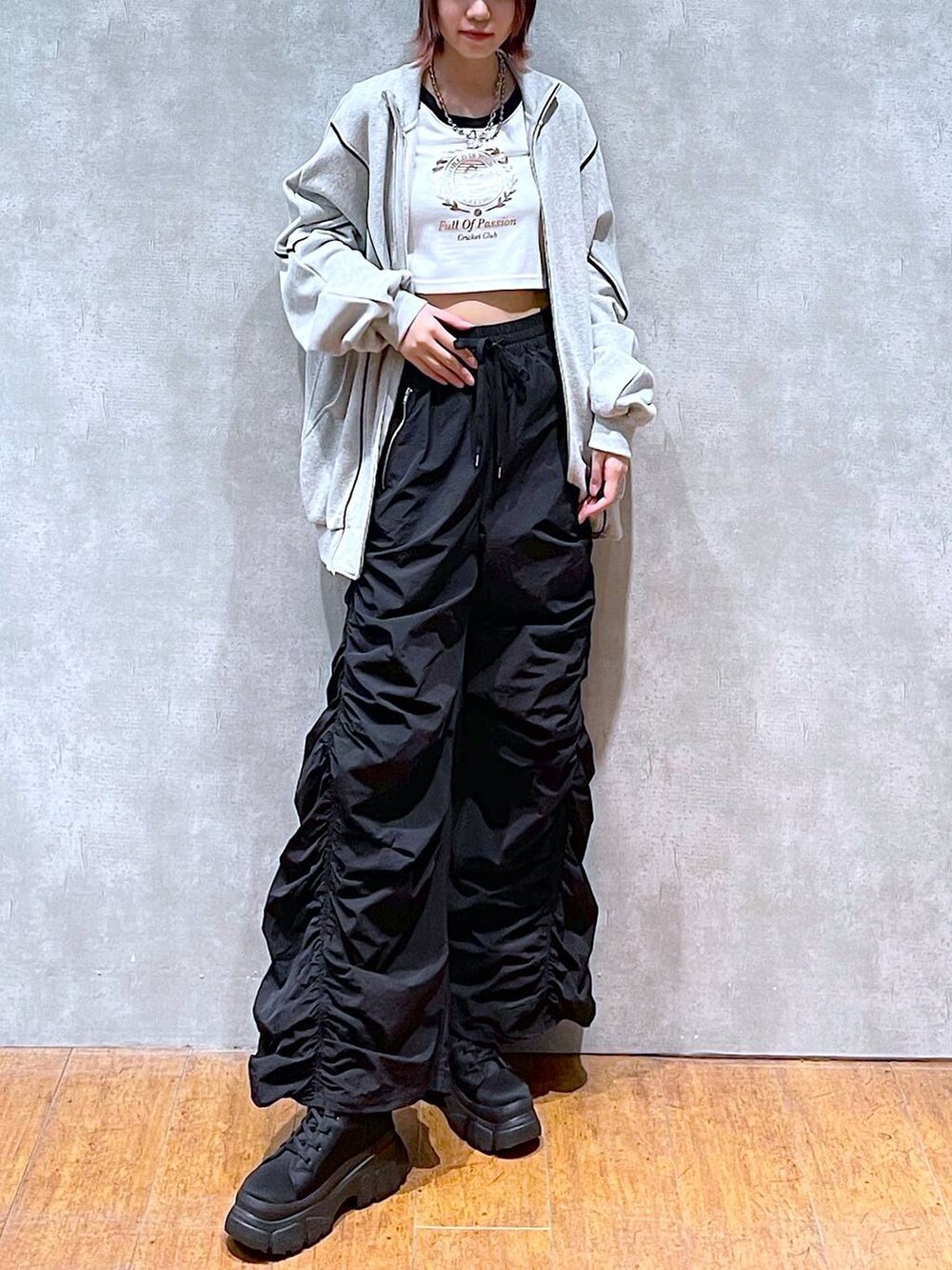 ホワイト系のTシャツ/カットソー、ブラック系のその他パンツ、グレー系のスウェットを着用したレディースの冬コーディネートの2枚目の写真