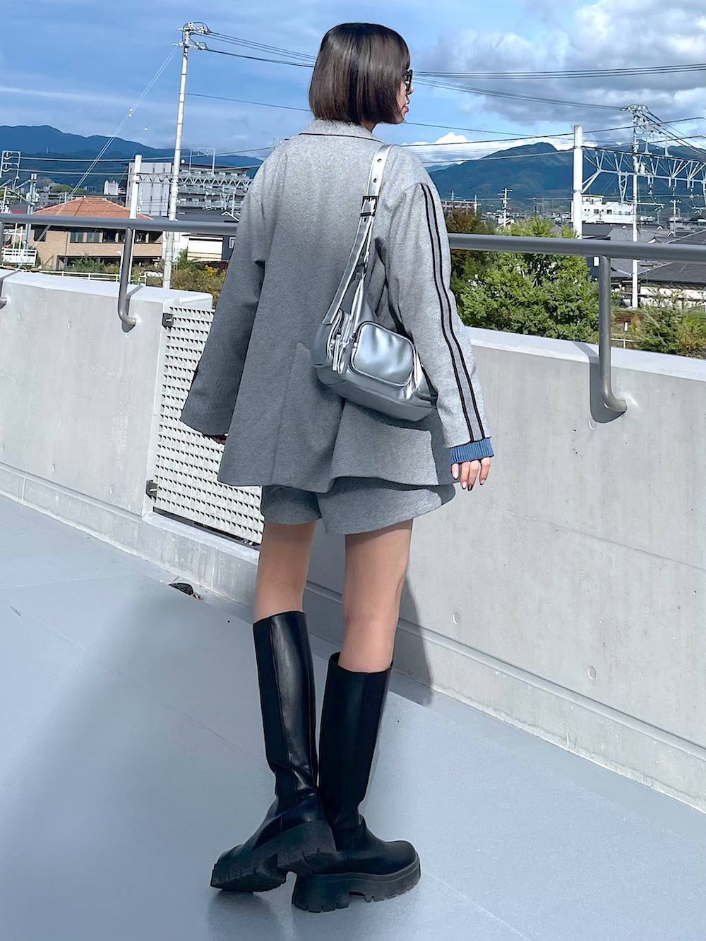 シルバー系のショルダーバッグ、ブラック系のその他パンツ、ブラック系のテーラードジャケットを着用したレディースの秋コーディネートの8枚目の写真