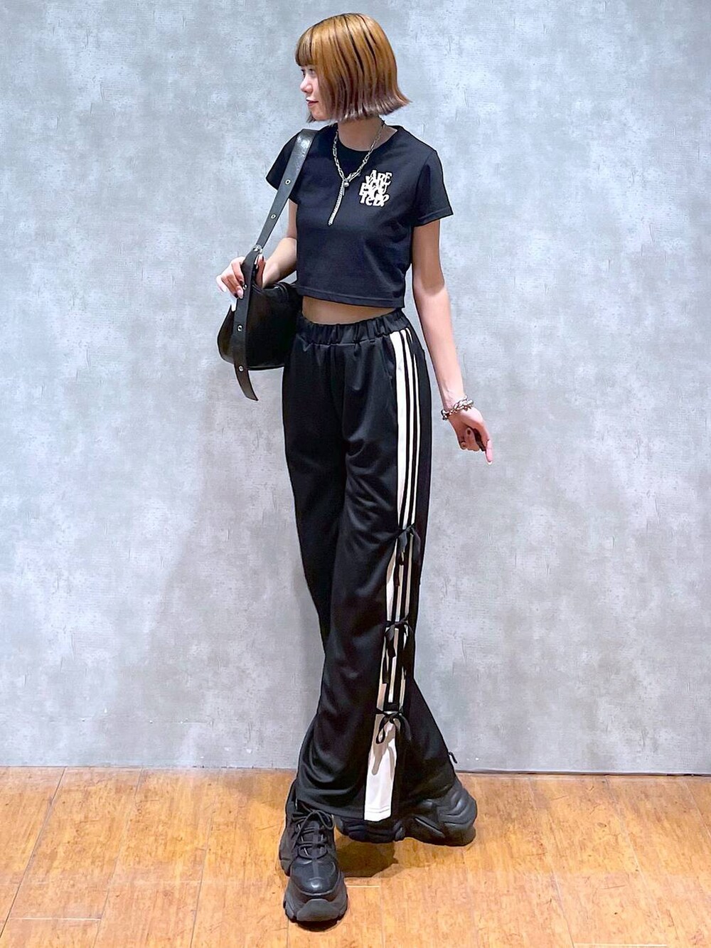 ブラック系のスニーカー、ブラック系のTシャツ/カットソー、ブラック系のその他パンツを着用したレディースの夏コーディネートの2枚目の写真