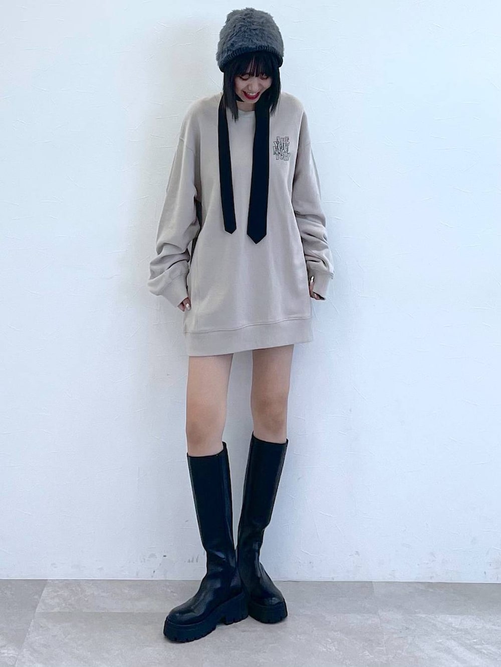 ブラック系のネクタイ、ブラック系のブーツ、ブラック系のその他パンツを着用したレディースの秋コーディネートの3枚目の写真