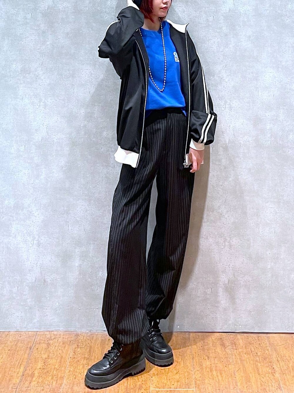 ブラック系のその他アウター、その他のその他パンツ、ブルー系のスウェットを着用したレディースの冬コーディネートの3枚目の写真