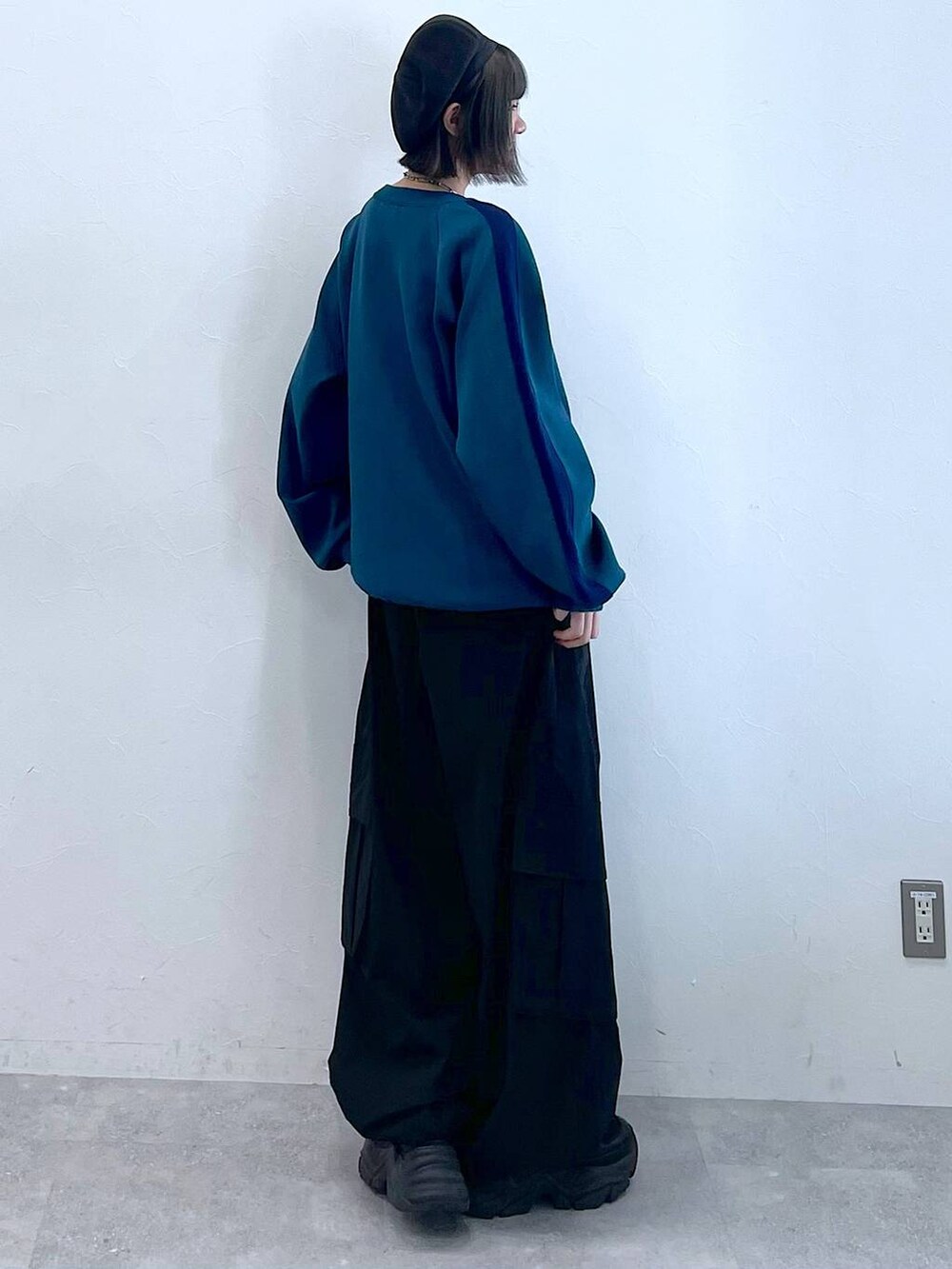 ブラック系のスニーカー、ブラック系のカーゴパンツ、ブラック系のキャミソールを着用したレディースの夏コーディネートの4枚目の写真