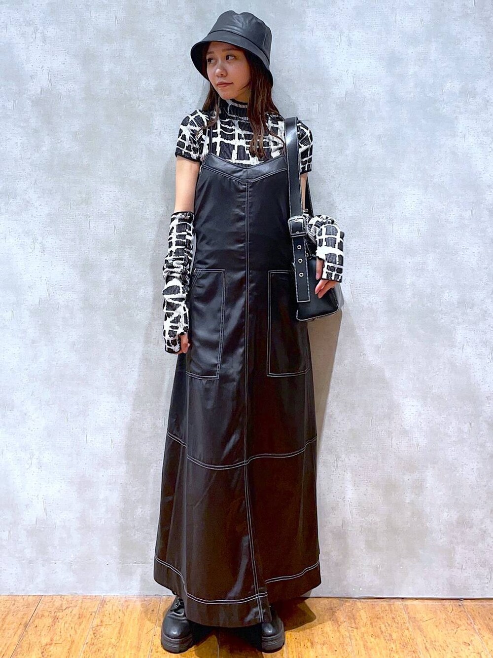 ブラック系のショルダーバッグ、ブラック系のワンピース、ブラック系のニット/セーターを着用したレディースの秋コーディネートの3枚目の写真