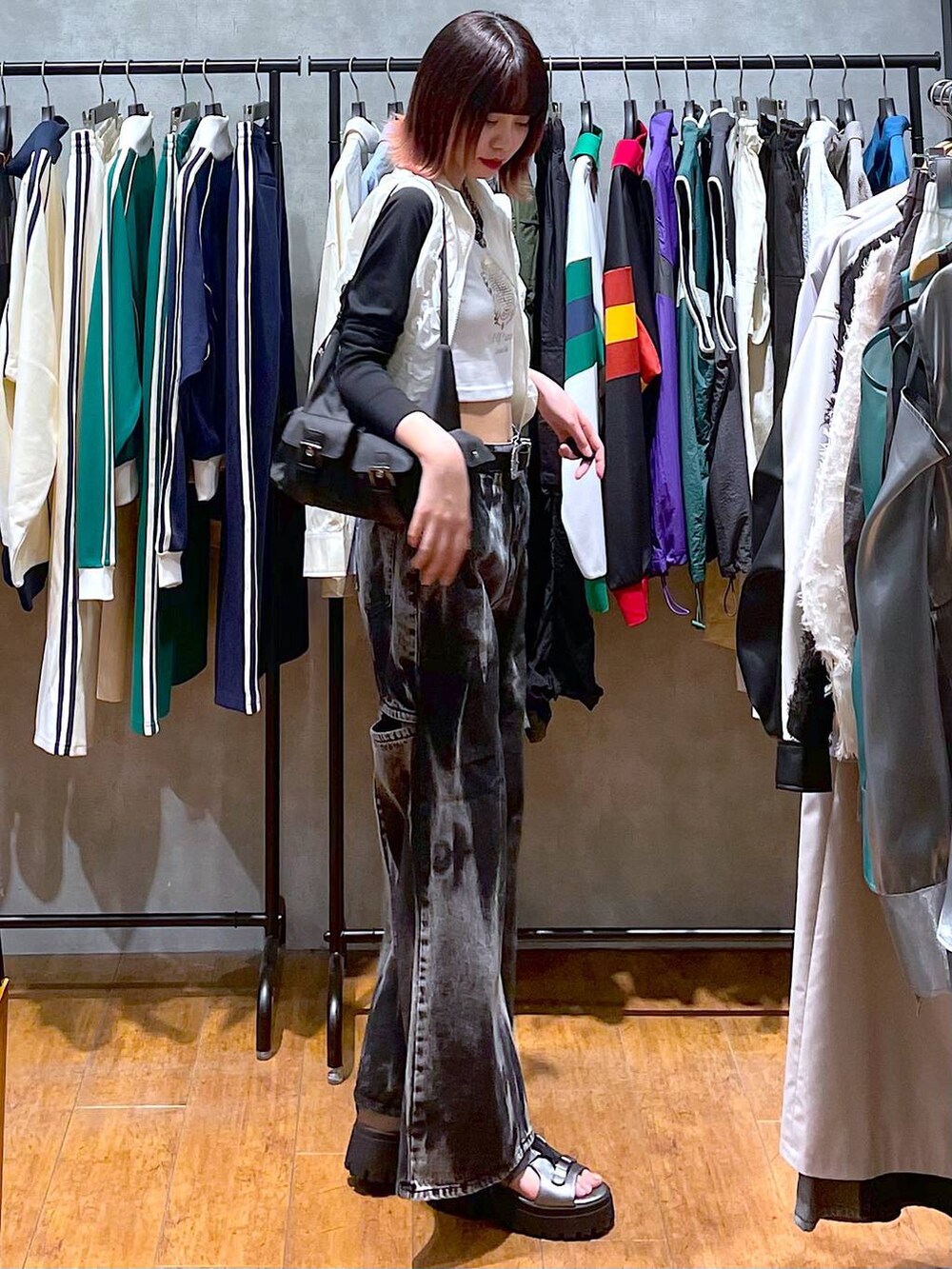 その他のサンダル、ブラック系のショルダーバッグ、ホワイト系のTシャツ/カットソーを着用したレディースの春コーディネートの3枚目の写真