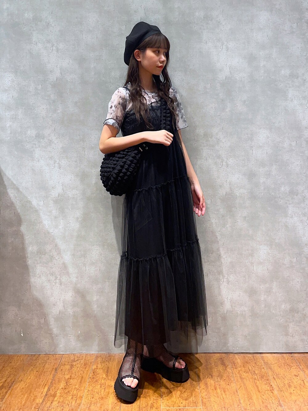 ブラック系のTシャツ/カットソー、ブラック系のワンピース、ブラック系のショルダーバッグを着用したレディースの夏コーディネートの3枚目の写真