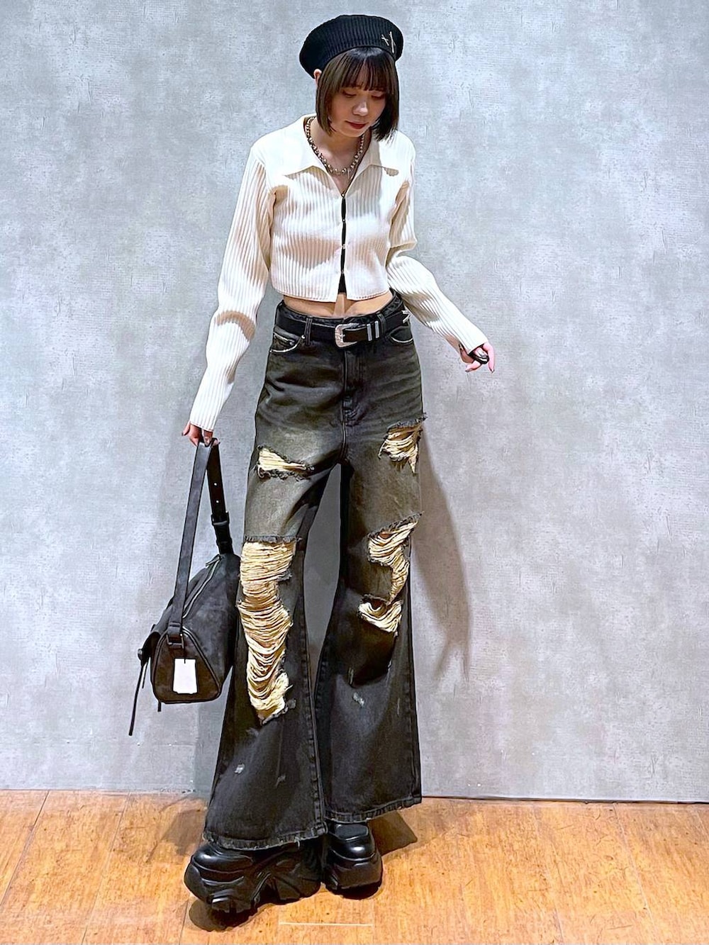 ブラック系のショルダーバッグ、ブラック系のブーツ、ブラック系のキャミソールを着用したレディースの秋コーディネートの9枚目の写真