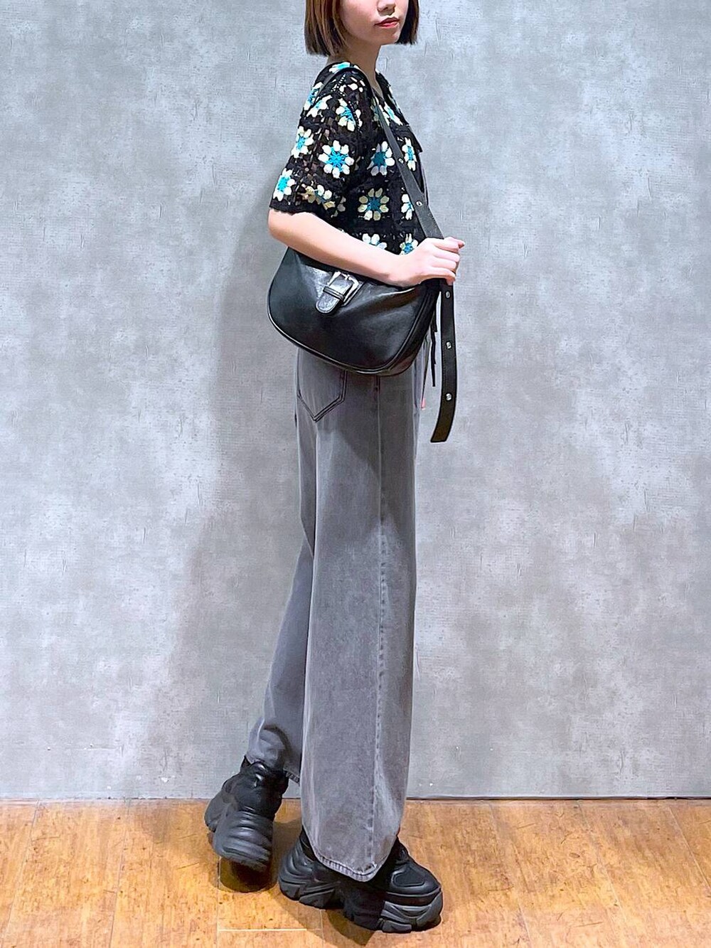 ブラック系のスニーカー、ブラック系のサロペット/オーバーオール、ブラック系のニット/セーターを着用したレディースの夏コーディネートの3枚目の写真