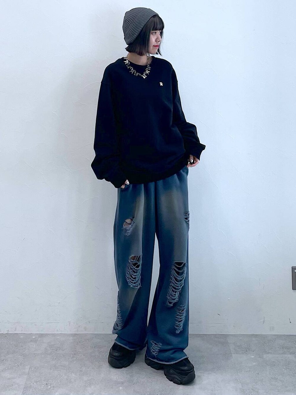 ブラック系のスニーカー、ブルー系のスウェットパンツ、ブラック系のスウェットを着用したレディースの秋コーディネートの5枚目の写真