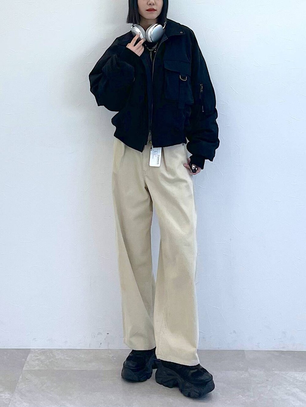 ブラック系のスニーカー、ブラック系のTシャツ/カットソー、ホワイト系のキャミソールを着用したレディースの秋コーディネートの2枚目の写真