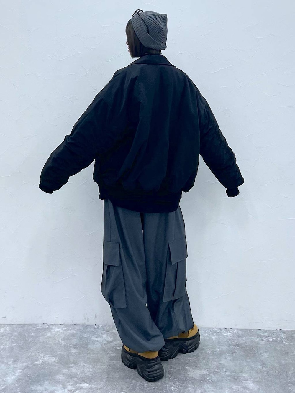 ブラウン系のブーツ、ブラック系のブルゾン、ブラック系のスウェットを着用したレディースの秋コーディネートの3枚目の写真