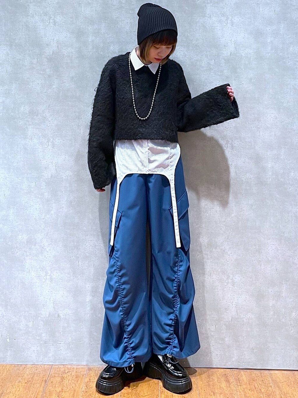 ブルー系のその他パンツ、ブルー系のシャツ/ブラウス、ブラック系のローファーを着用したレディースの冬コーディネートの2枚目の写真