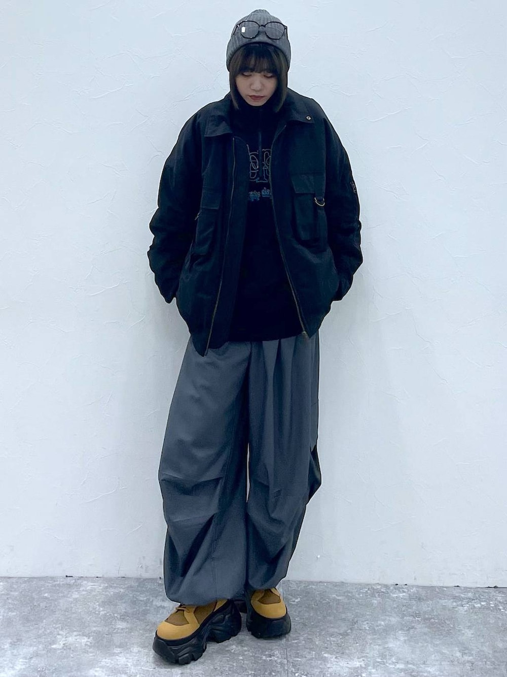 ブラウン系のブーツ、ブラック系のブルゾン、ブラック系のスウェットを着用したレディースの秋コーディネートの8枚目の写真