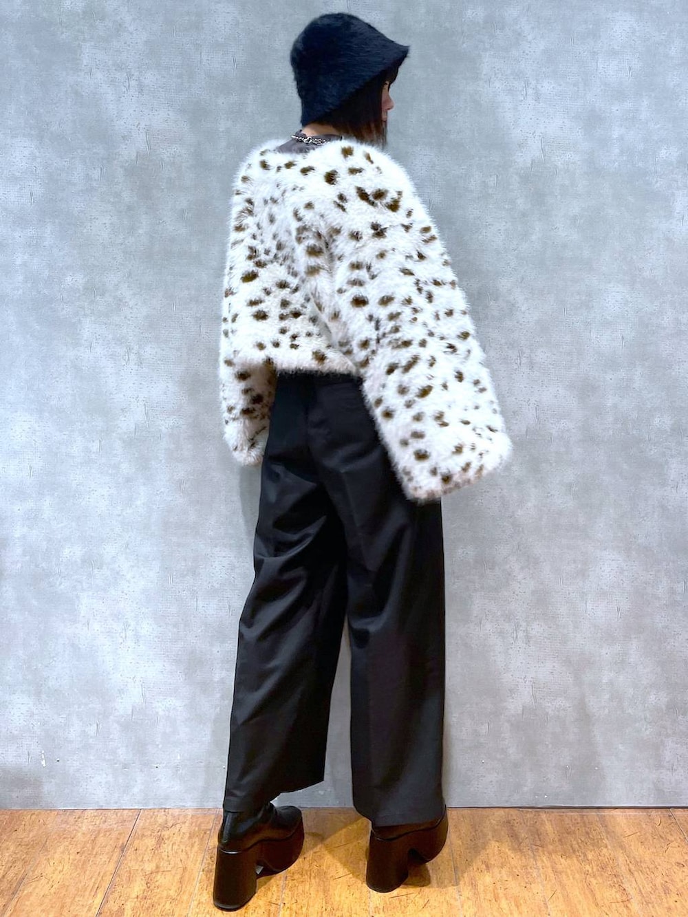 ブラック系のブーツ、ブラウン系のブルゾン、グレー系のTシャツ/カットソーを着用したレディースの冬コーディネートの3枚目の写真