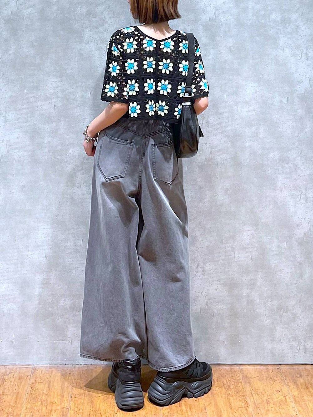 ブラック系のスニーカー、ブラック系のサロペット/オーバーオール、ブラック系のニット/セーターを着用したレディースの夏コーディネートの6枚目の写真