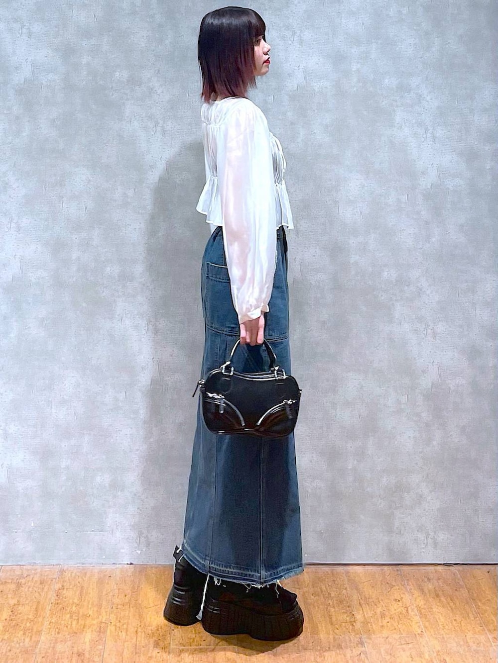 ブラック系のスニーカー、ホワイト系のシャツ/ブラウス、ブラック系のキャミソールを着用したレディースの春コーディネートの5枚目の写真