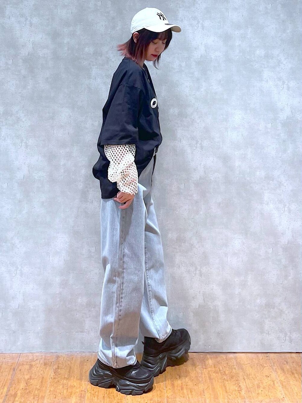 ブラック系のスニーカー、ブラック系のTシャツ/カットソー、ホワイト系のTシャツ/カットソーを着用したレディースの春コーディネートの5枚目の写真