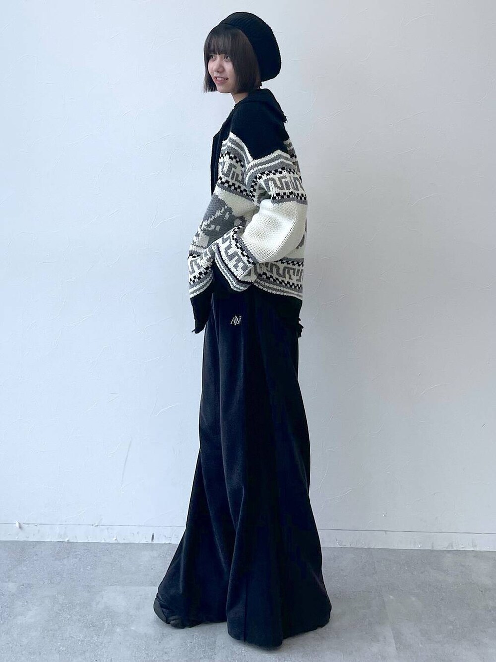 ブラック系のスニーカー、ブラック系のカーディガン/ボレロ、ブラック系のスウェットパンツを着用したレディースの秋コーディネートの6枚目の写真