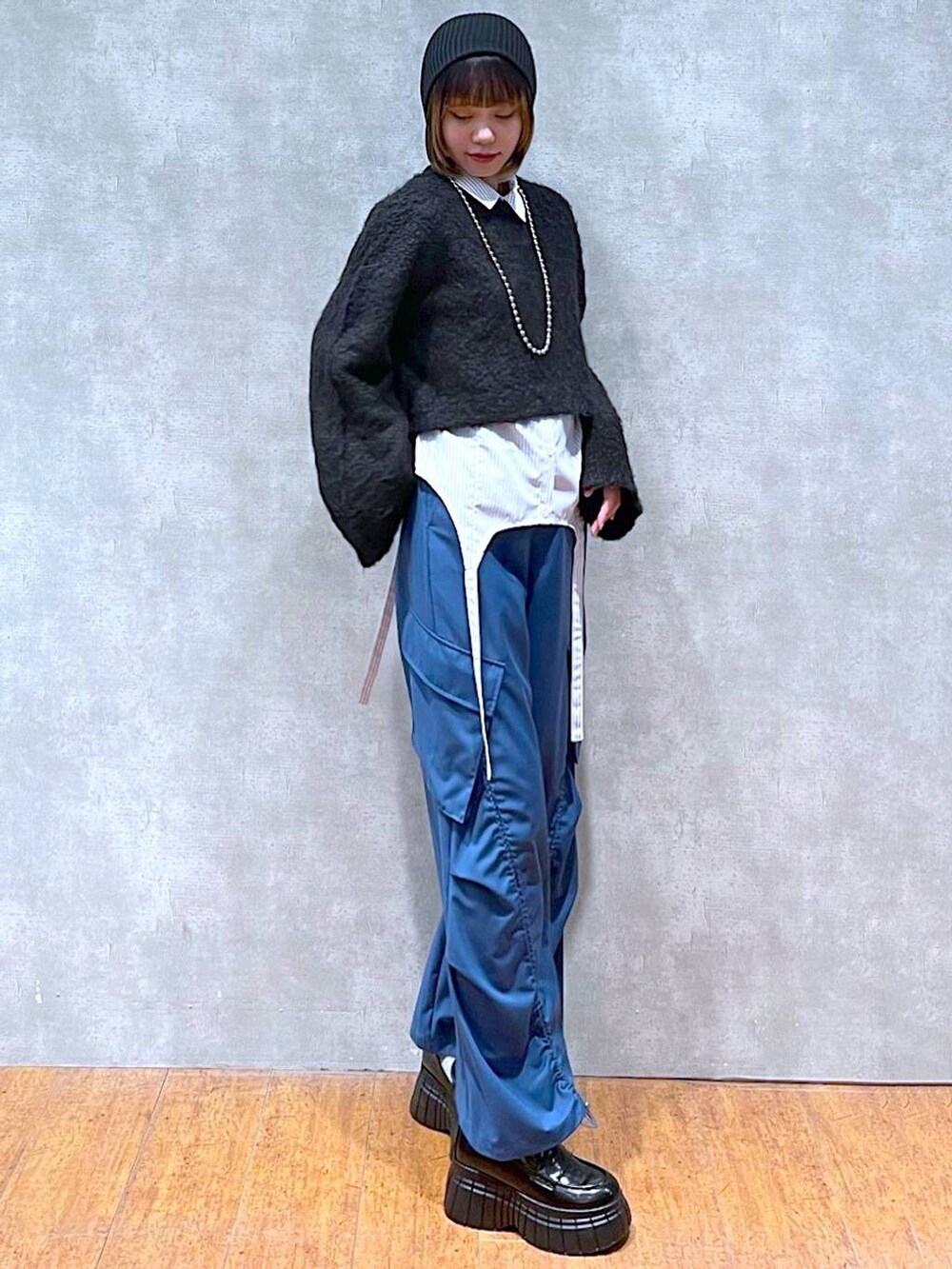 ブルー系のその他パンツ、ブルー系のシャツ/ブラウス、ブラック系のローファーを着用したレディースの冬コーディネートの4枚目の写真