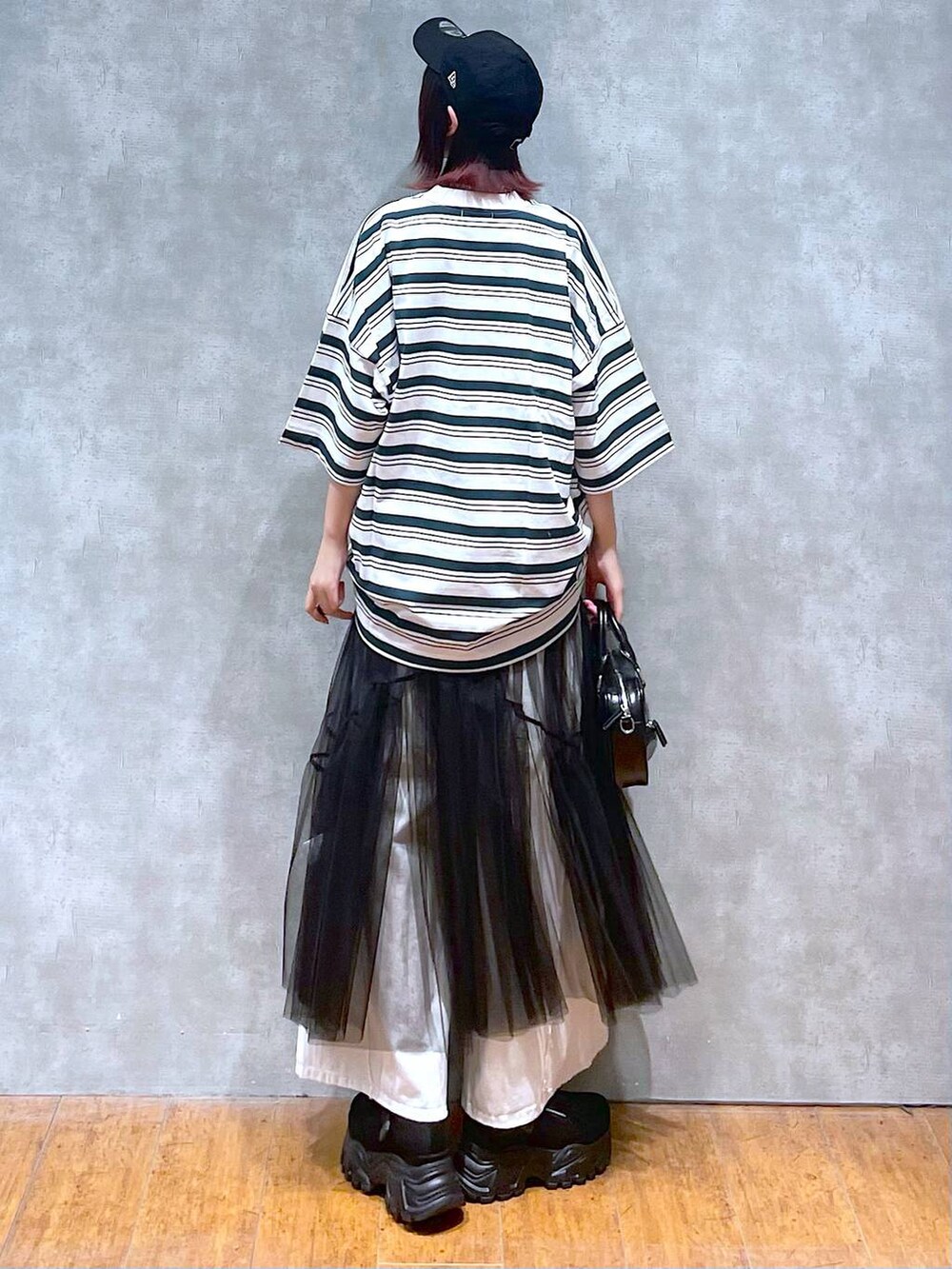 ホワイト系のデニムパンツ、その他のTシャツ/カットソー、ブラック系のボストンバッグを着用したレディースの春コーディネートの4枚目の写真